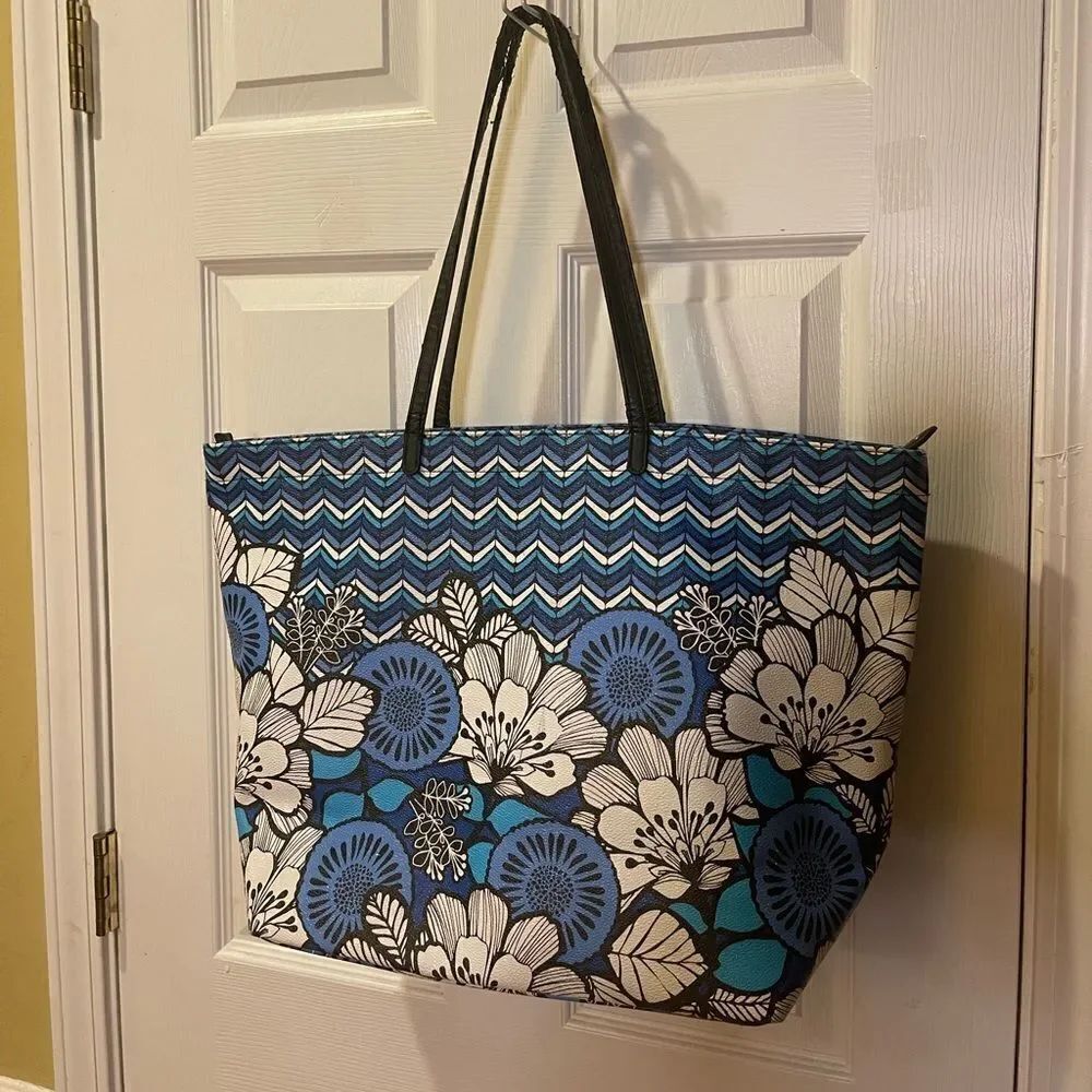 Vera Bradley Bleu,black & white floral plastic large tote black synthetic straps